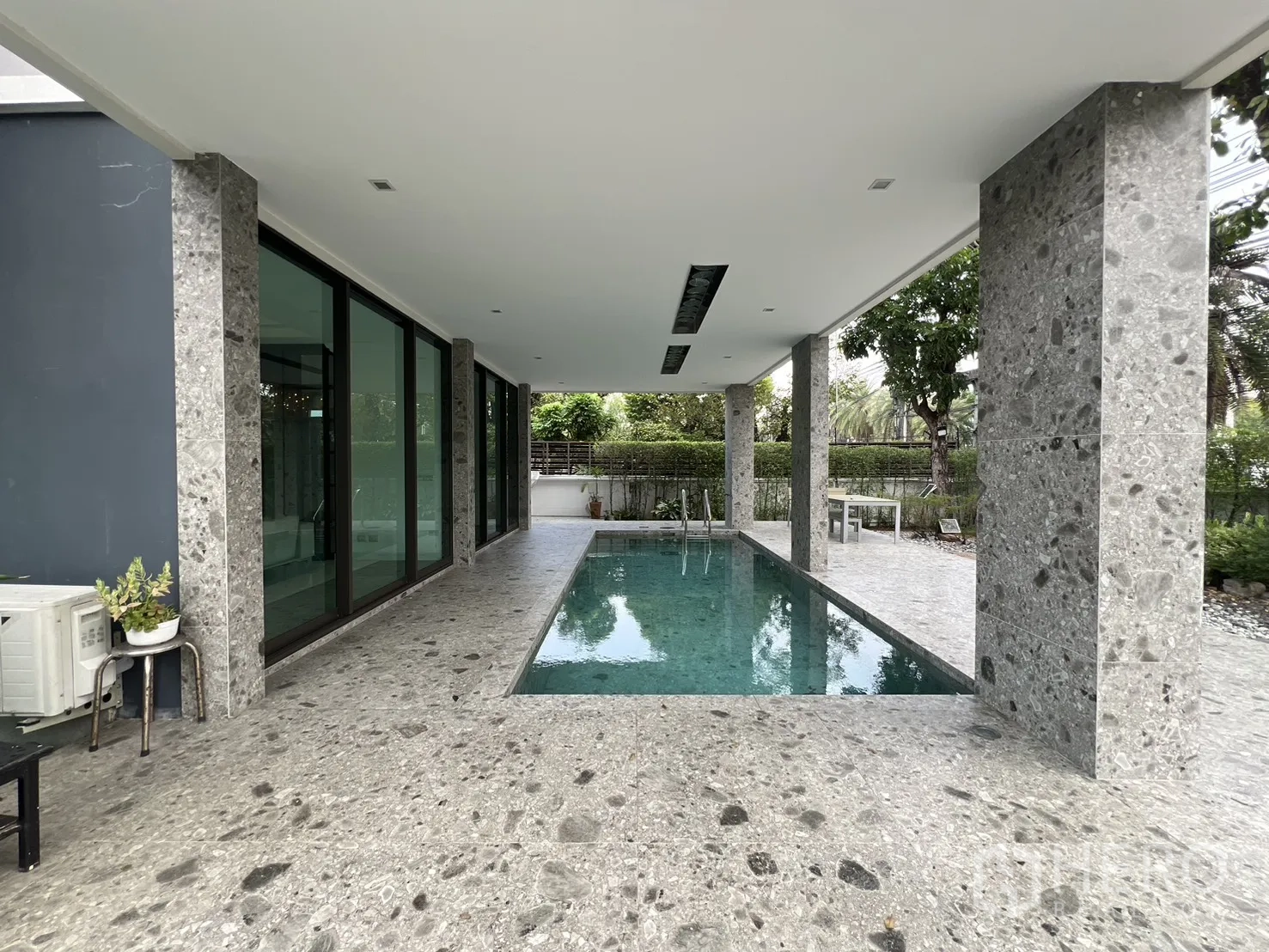 บ้านเดี่ยว for rent in Prawet, Bangkok - สระว่ายน้ำส่วนตัวแบบมีหลังคา เสาตกแต่งหิน และประตูกระจกบานเลื่อน