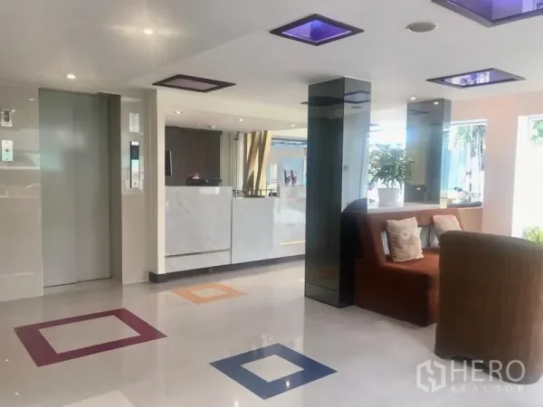 Shophouse for rent in Watthana, Bangkok - Bright lobby with marble reception, elevator and seating in a Sukhumvit shophouse