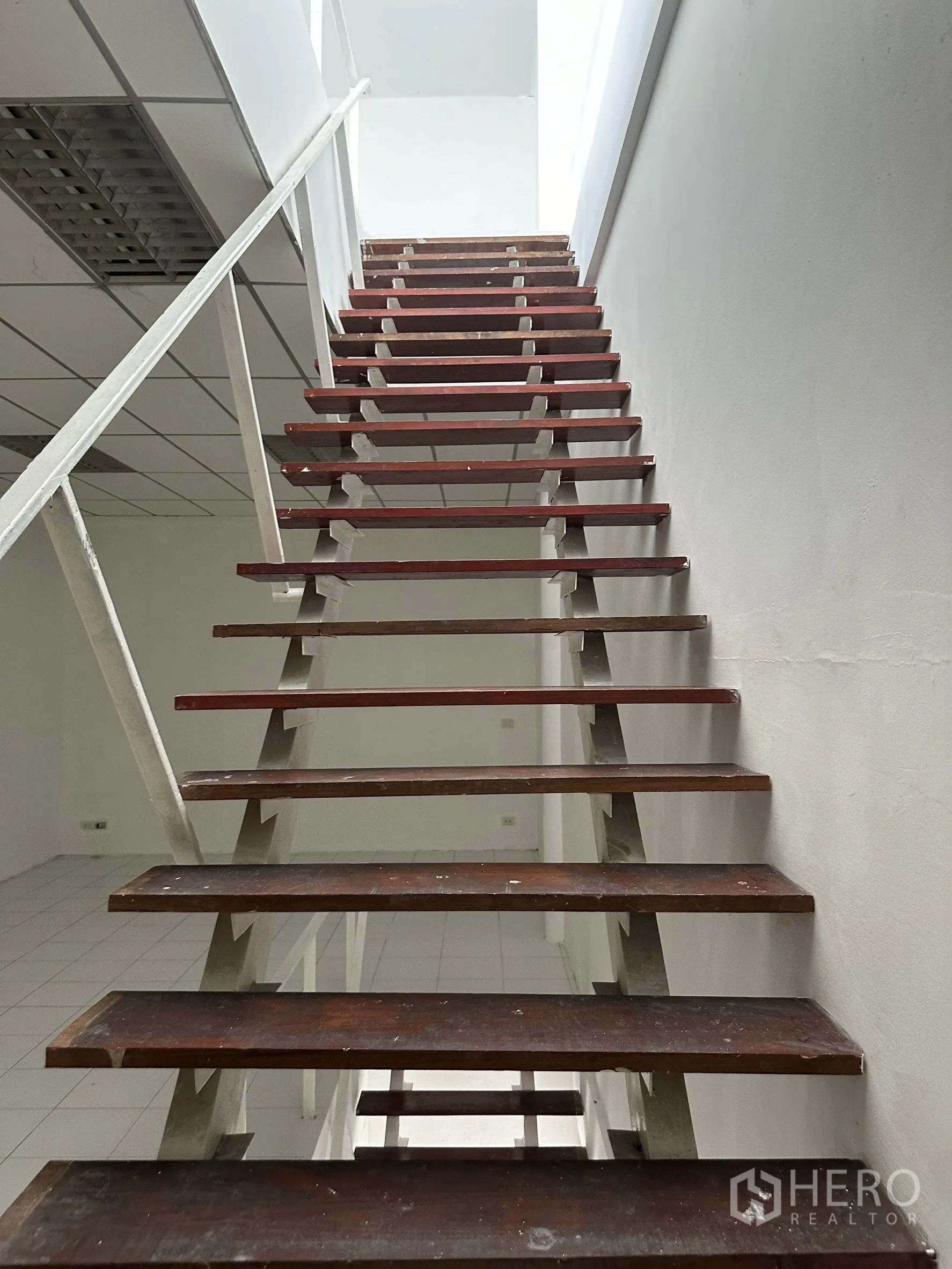 Factory for rent in Khlong Luang, Pathum Thani - Open steel staircase with wooden treads leading up to the mezzanine office.
