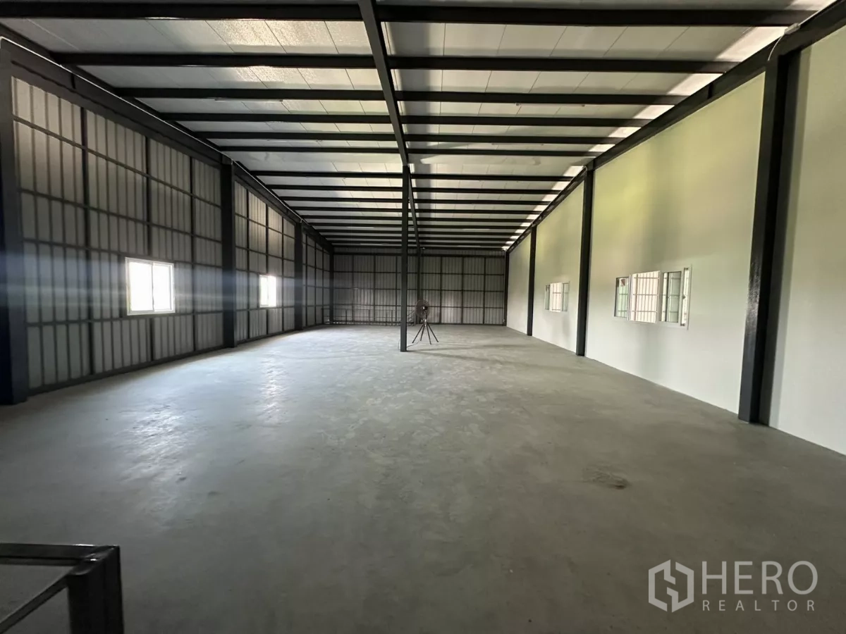 货栈 出租在Prawet, Bangkok - 夹层楼上的办公室区域，内墙一排窗户。