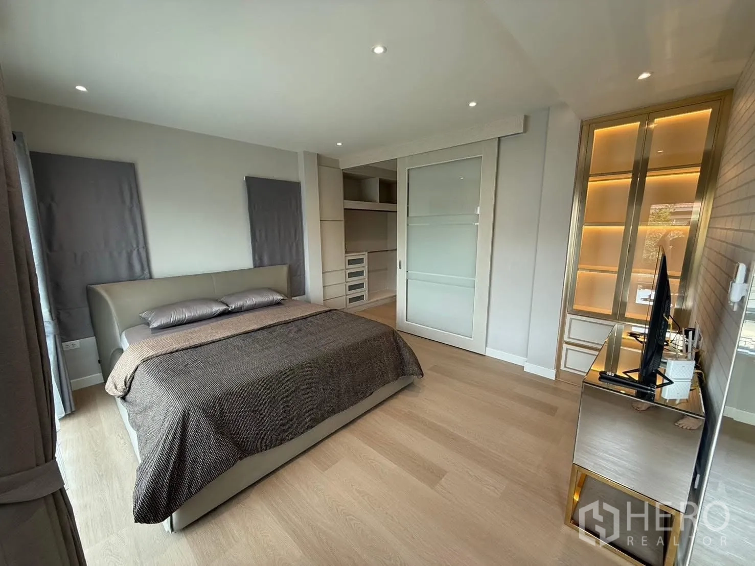 独栋房屋 for rent in Prawet, Bangkok - 主卧配内置衣柜、带灯展示柜与电视柜
