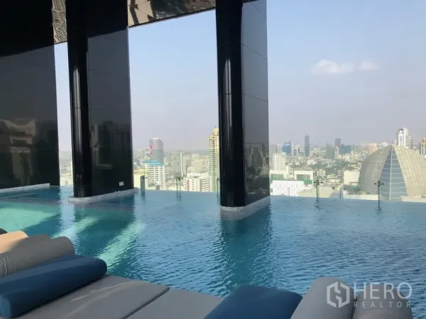 公寓 出租在Watthana, Bangkok - 高空无边际泳池，俯瞰城市天际线并设躺椅