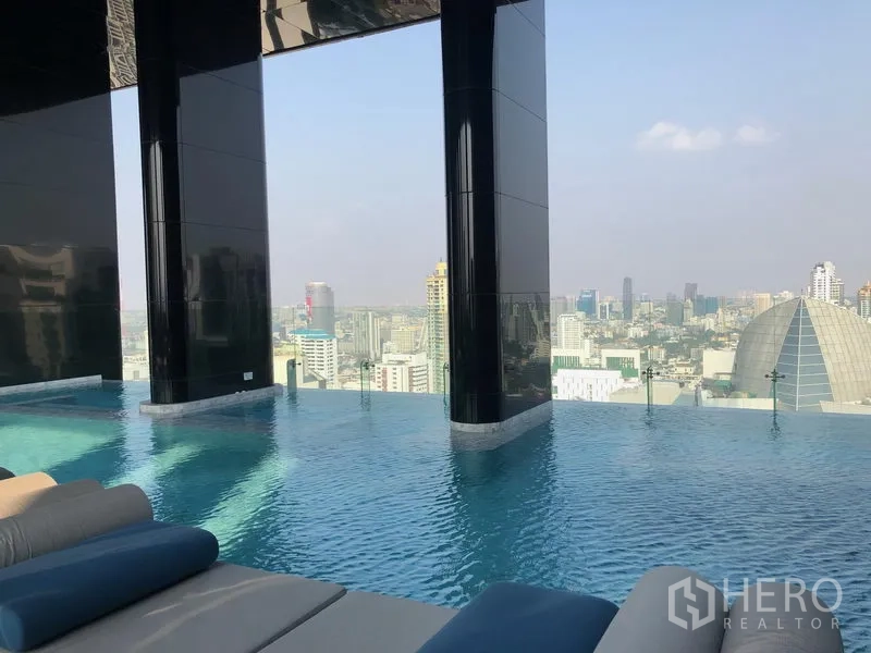 公寓 出租在Watthana, Bangkok - 高空无边际泳池，俯瞰城市天际线并设躺椅
