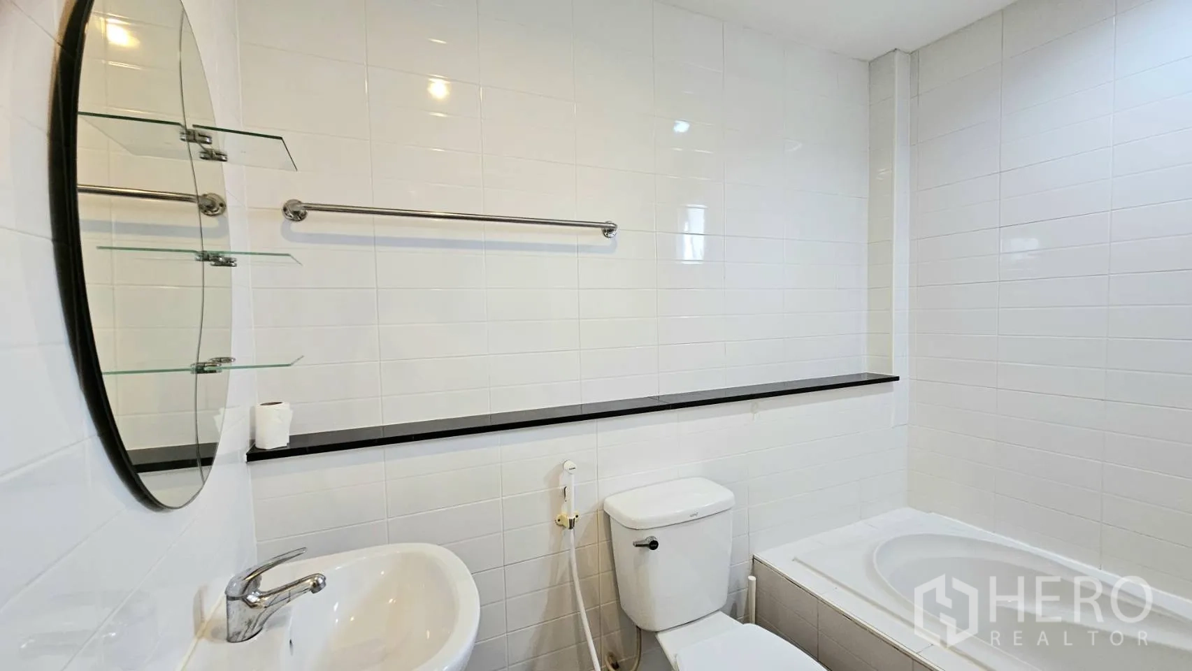 独栋房屋 for rent in Saphan Sung, Bangkok - 白色瓷砖浴室，设洗手盆、马桶与浴缸。