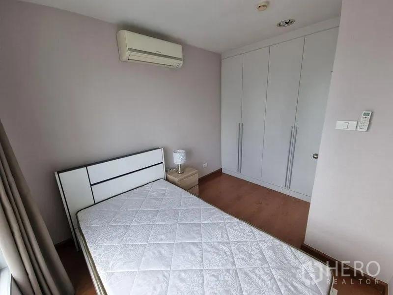 公寓 出租在Huai Khwang, Bangkok - 次卧带内置衣柜、空调与床头柜。