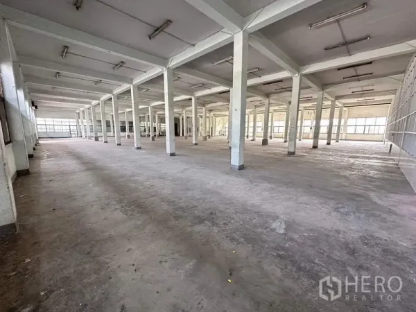 Office Space for rent in Bang Sao Thong, Samut Prakan - Expansive open-plan office floor with rows of columns and concrete flooring.