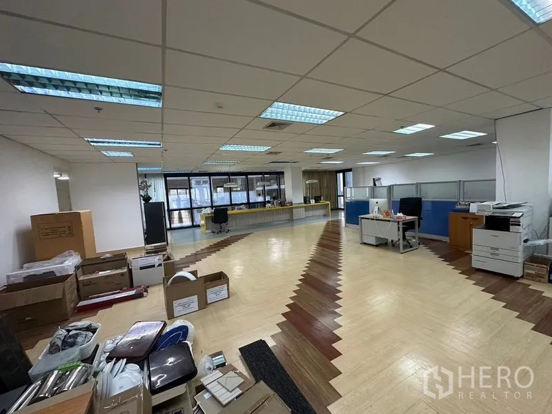办公空间 出租在Khlong Toei, Bangkok - 带隔断工位的办公区，配复印区与长形接待台，落地窗采光充足。