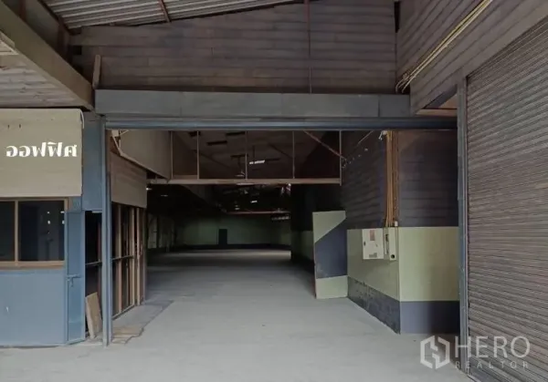 货栈 出租在Bang Khen, Bangkok - 前端装卸区，设大型卷帘门与电控面板，便于出入。