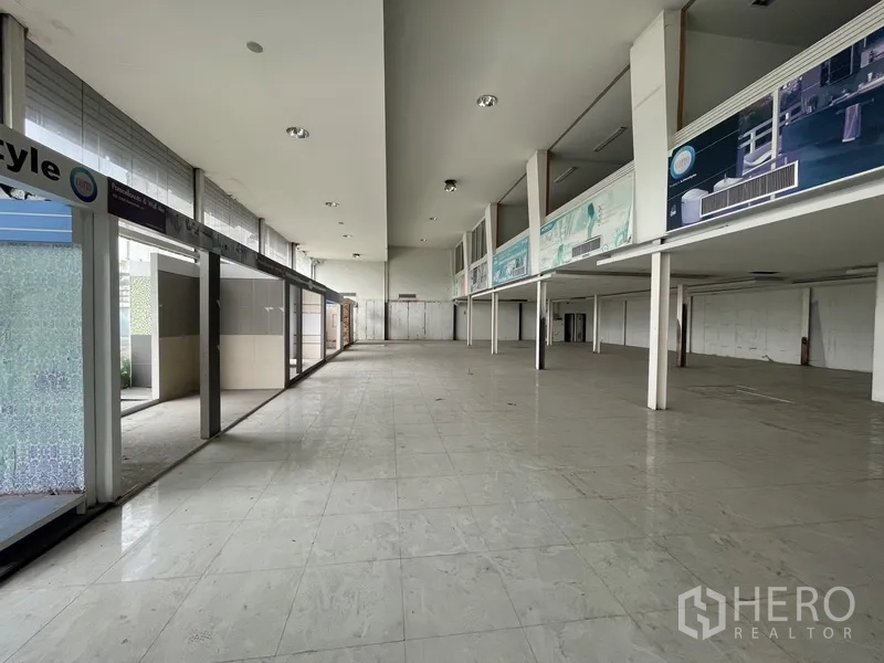 Warehouse for rent in Prawet, Bangkok - Spacious showroom-style hall with high ceiling and tiled floors.