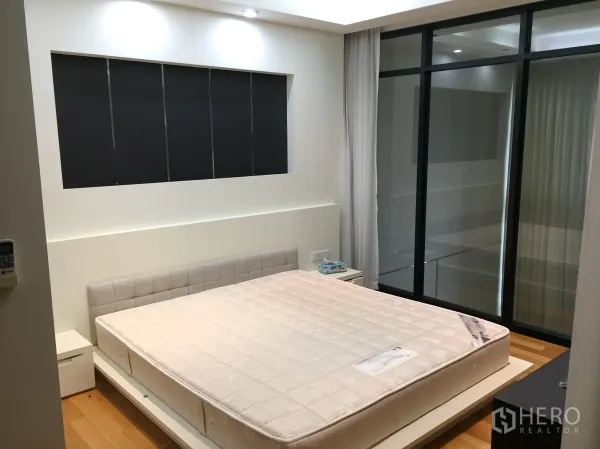 公寓 出租在Khlong Toei, Bangkok - 卧室铺木地板，平台床，玻璃隔断连接外侧空间