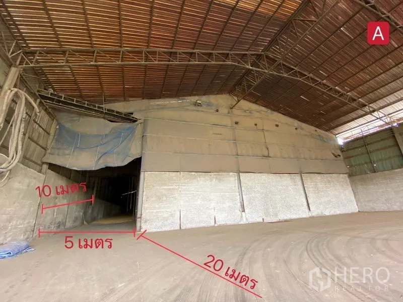 Factory for rent in Chachoengsao - High clear‑span factory bay with steel truss roof, concrete walls and roomy loading area.