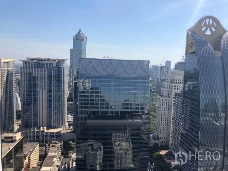 公寓 出租在Pathum Wan, Bangkok - 高层城市天际线景观，俯瞰商业区