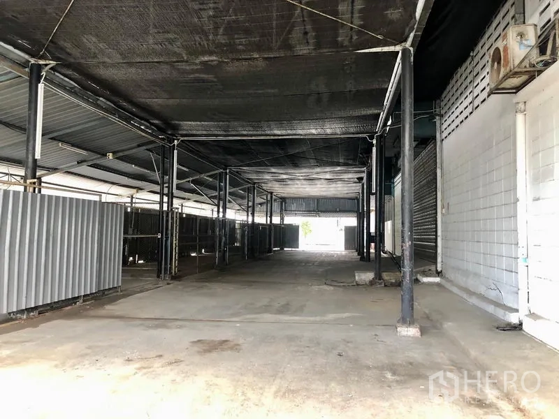 Office Space for rent in Suan Luang, Bangkok - Covered loading bay with high ceiling and steel columns in a Suan Luang office compound