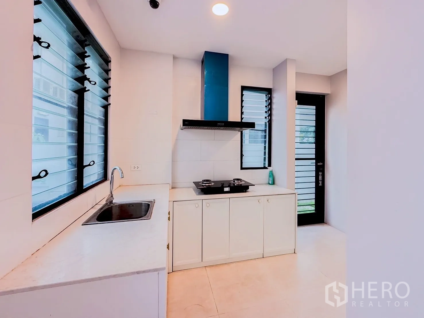 Detached House for rent in Saphan Sung, Bangkok - Secondary Thai kitchen with stove, hood and side door.