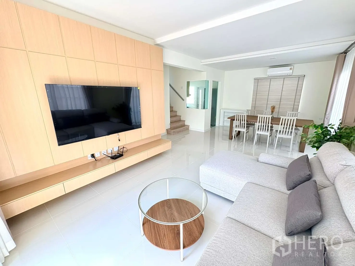 บ้าน for rent in Bang Phli, Samut Prakan - โถงนั่งเล่น-ทานอาหารแบบเปิดโล่ง เห็นผนังทีวี บันได และหน้าต่างบานใหญ่