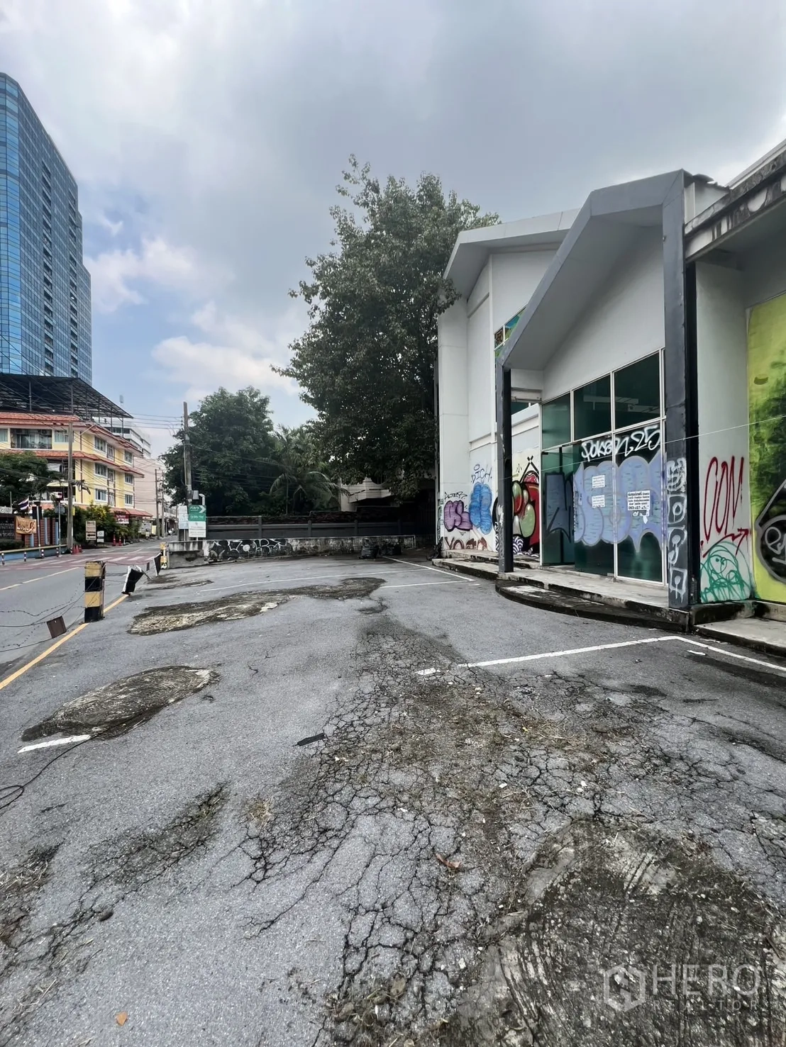 Retail Space for rent in Watthana, Bangkok - Wide parking area in front of the building with lined bays.