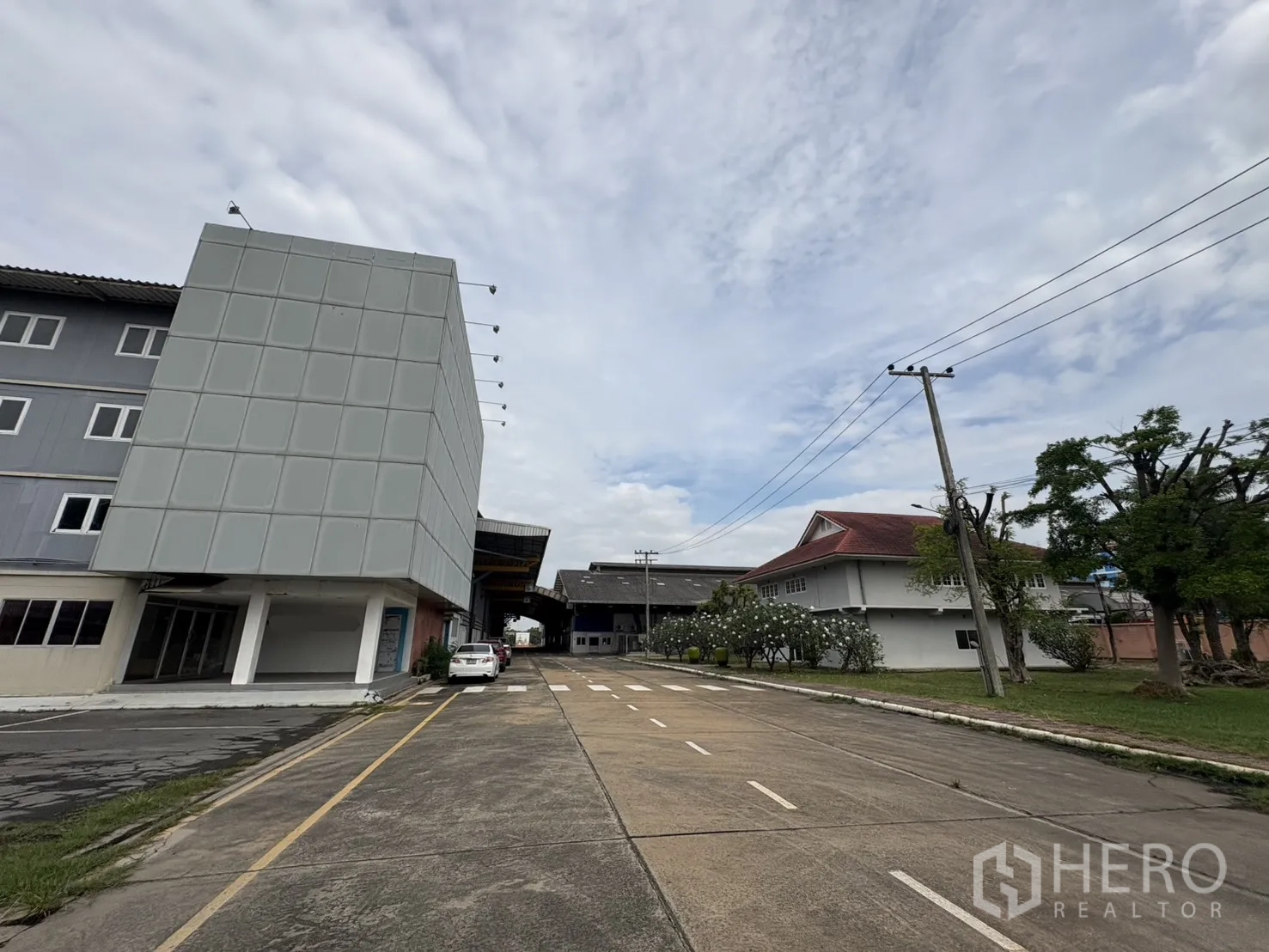 โรงงาน ให้เช่าในPhra Pradaeng, Samut Prakan - ถนนภายในโครงการเรียงรายด้วยอาคารและพื้นที่สีเขียวภายในรั้ว