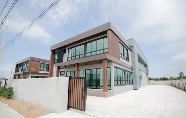 工厂 出租或出售在Nakhon Pathom - 新建厂房，配两层玻璃幕墙办公室与大门车道，位于邦伦那空巴吞。