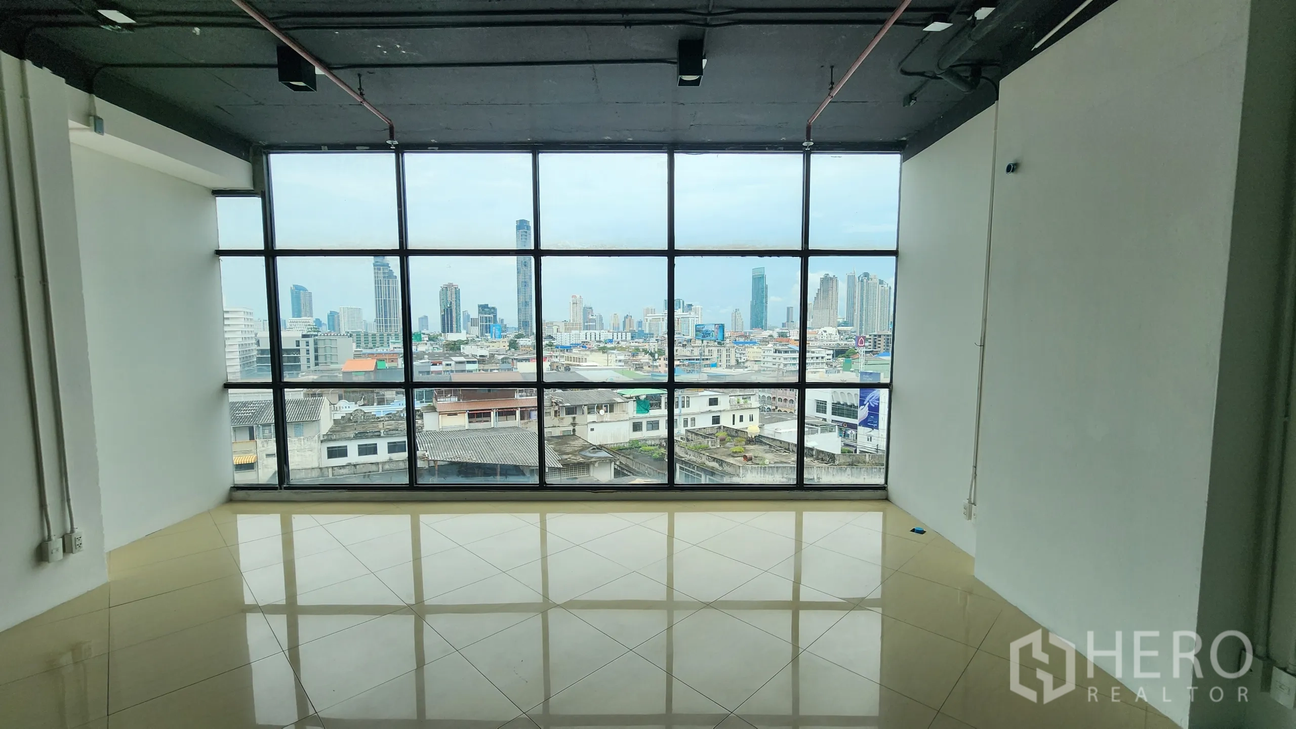办公空间 出租在Yan Nawa, Bangkok - 黑框转角窗与邻接的玻璃隔间办公室。