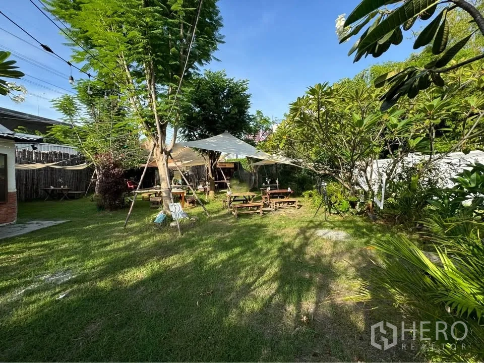 ที่ดิน for rent in Bang Na, Bangkok - พื้นที่สวนร่มเงาภายในแปลง มีโต๊ะปิกนิก กันสาดผ้าใบ และไฟประดับ