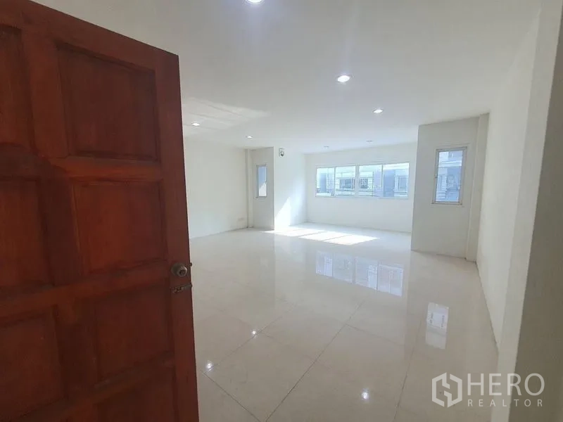 带办公室的家 出租或出售在Yan Nawa, Bangkok - 角落大房，多个窗户采光充沛