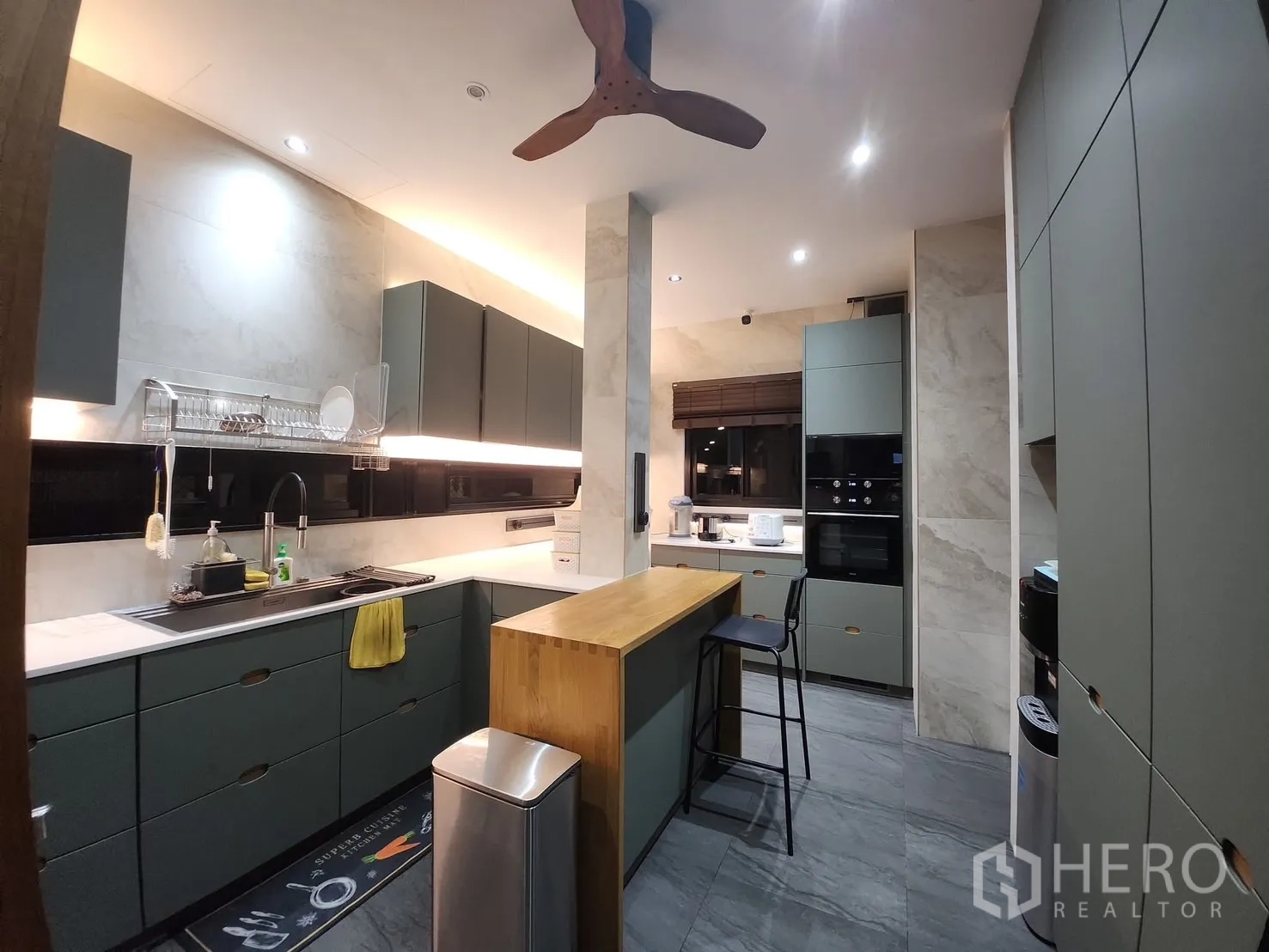บ้าน ให้เช่าในBang Phli, Samut Prakan - มุมครัวอีกด้าน ตู้เก็บของเยอะ พื้นกระเบื้องลายหิน