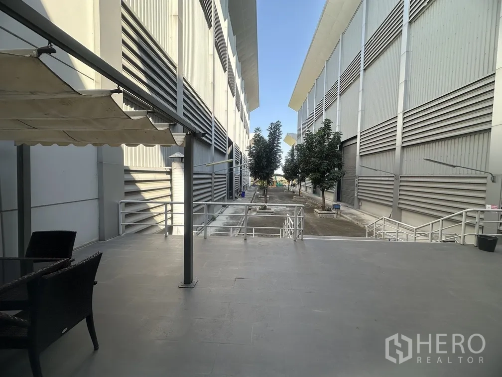 工厂 for rent in Lam Luk Ka, Pathum Thani - 带顶露台与休息区，俯瞰厂房间通道。