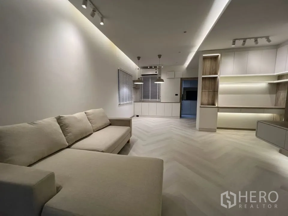 联排别墅 for rent in Prawet, Bangkok - 客厅转角沙发与发光置物架。