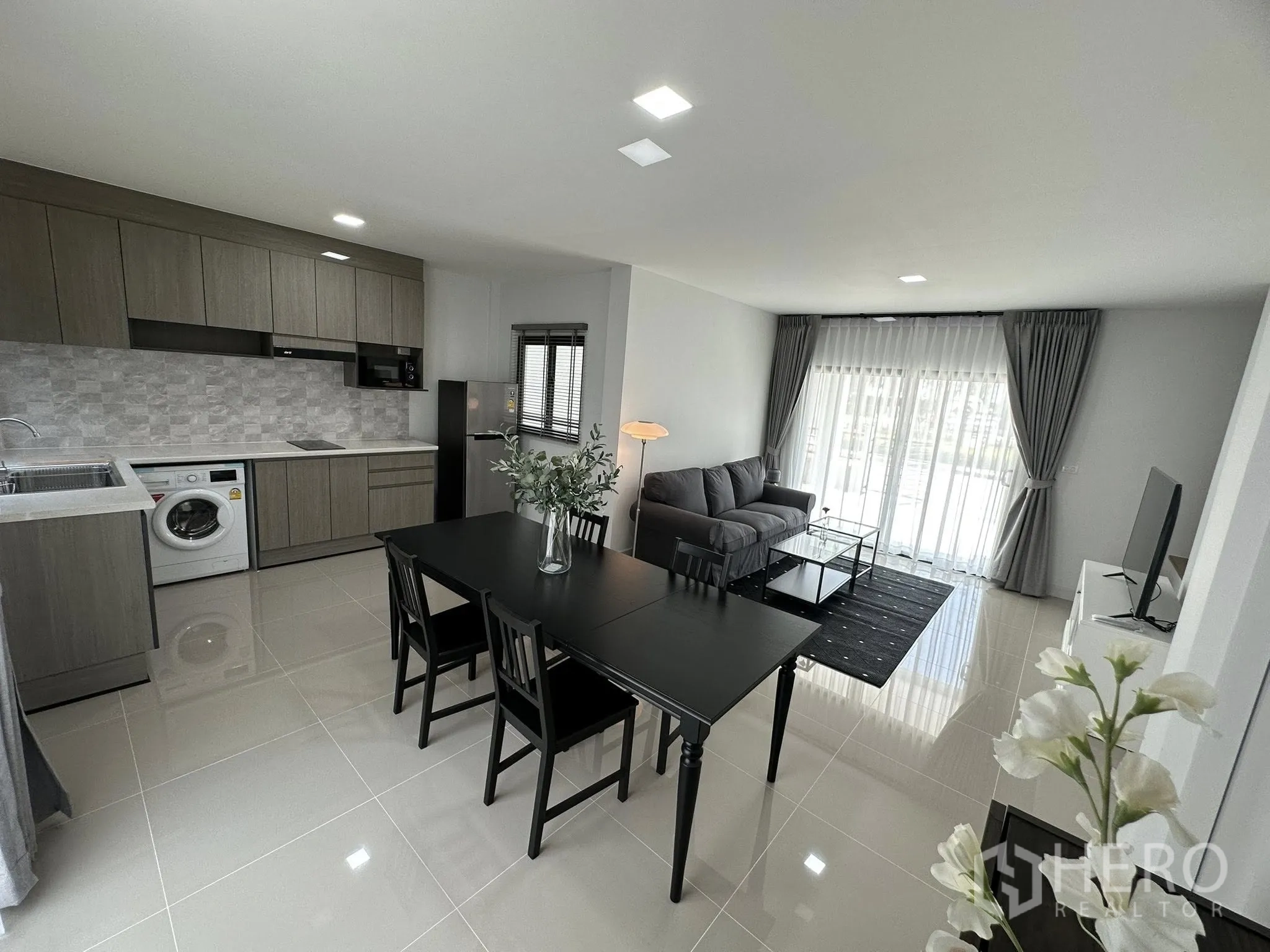 联排别墅 for rent in Bang Phli, Samut Prakan - 现代两层联排别墅外观，前方设有栅栏庭院。