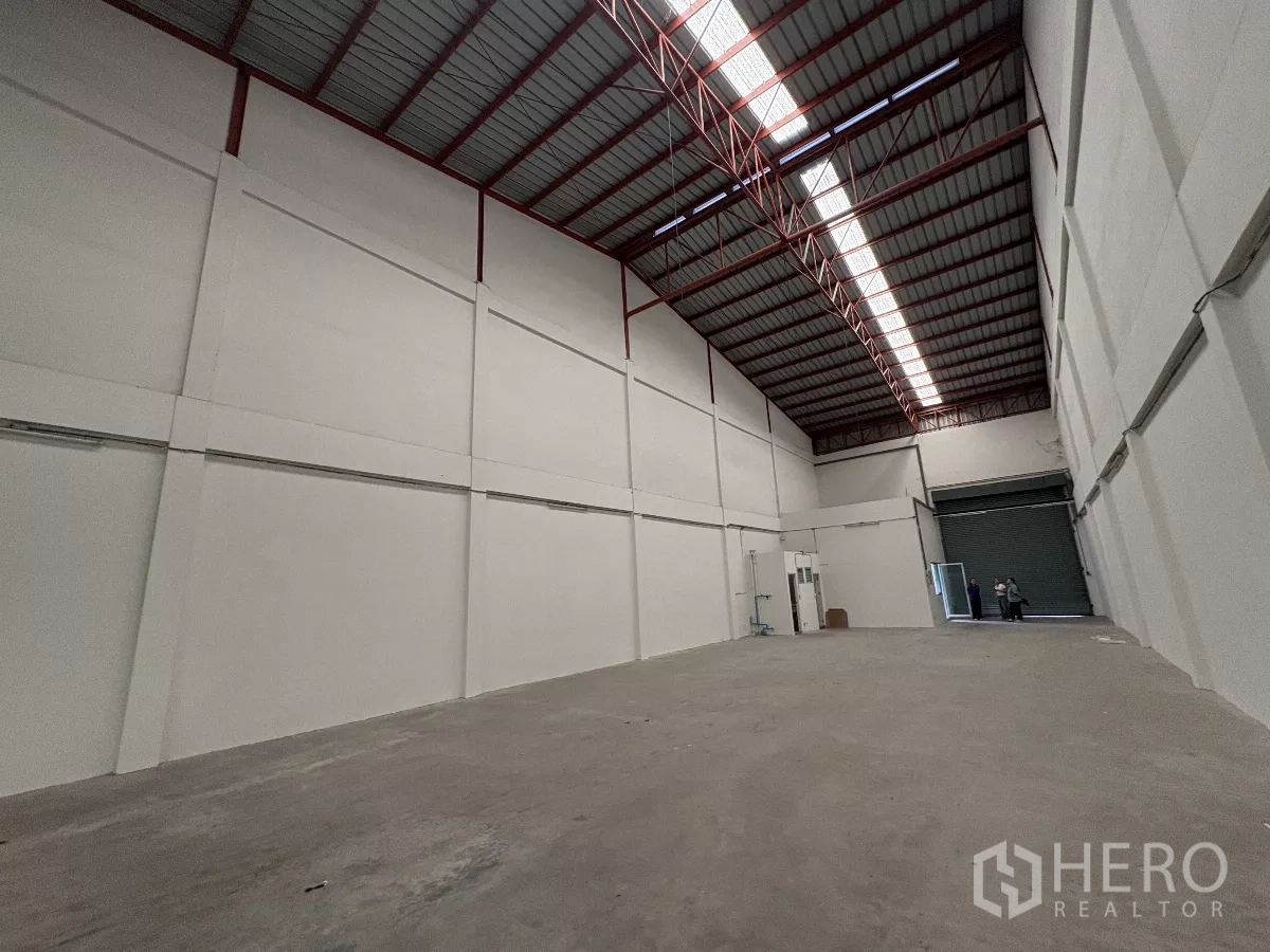 Factory for rent in Phra Samut Chedi, Samut Prakan - Spacious column-free production hall with high roof, skylight strip and concrete floor.