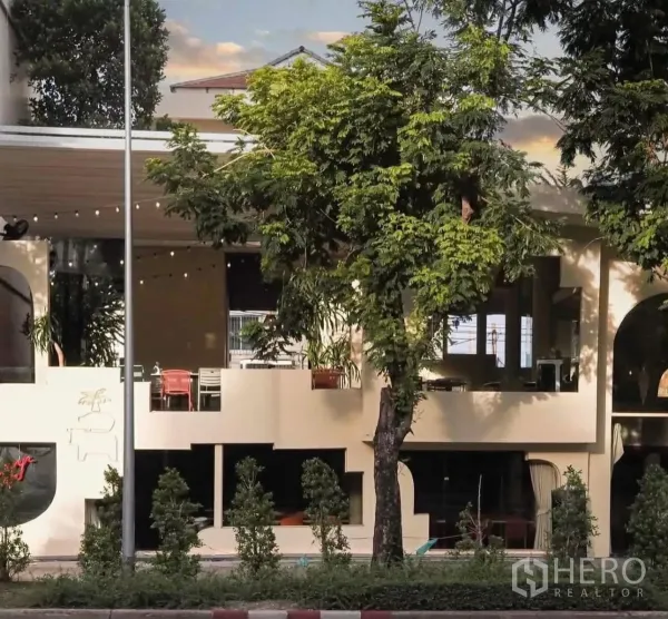 零售空间 出租在Sathon, Bangkok - 现代两层餐厅外立面，拱形窗与街道绿化相映。