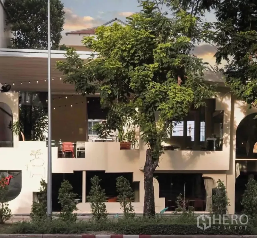 零售空间 出租在Sathon, Bangkok - 现代两层餐厅外立面，拱形窗与街道绿化相映。