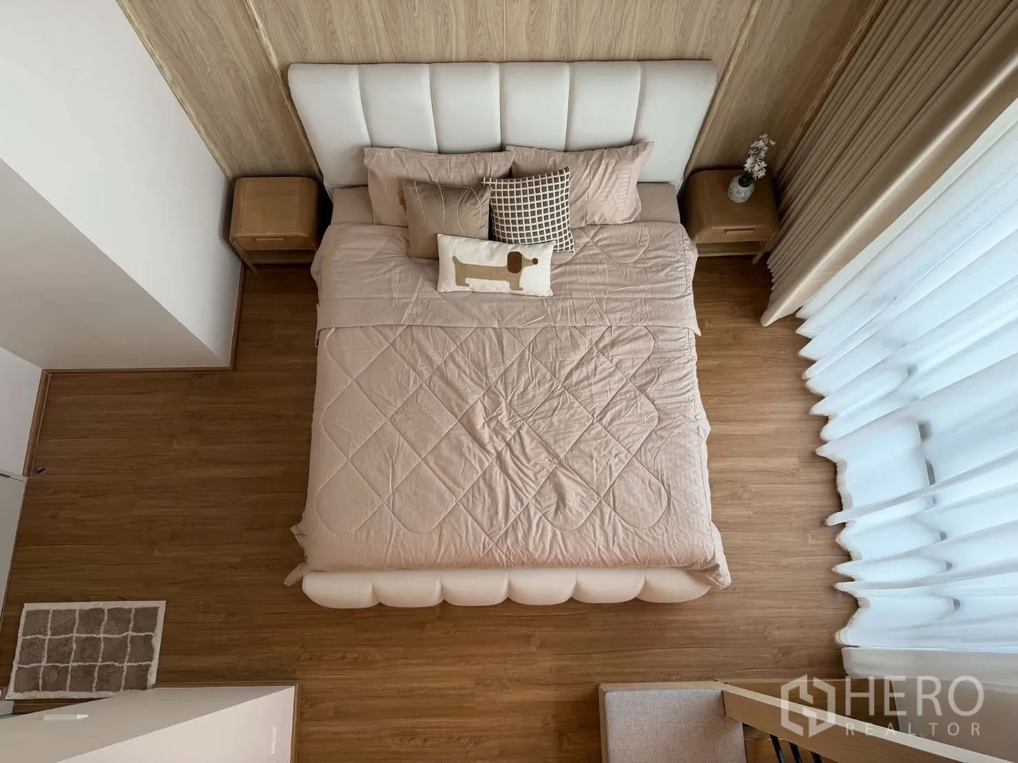 ทาวน์เฮาส์ for rent in Bang Phli, Samut Prakan - มุมมองจากด้านบนของเตียงคู่ พร้อมโต๊ะข้างและผ้าม่านหน้าต่างบานใหญ่