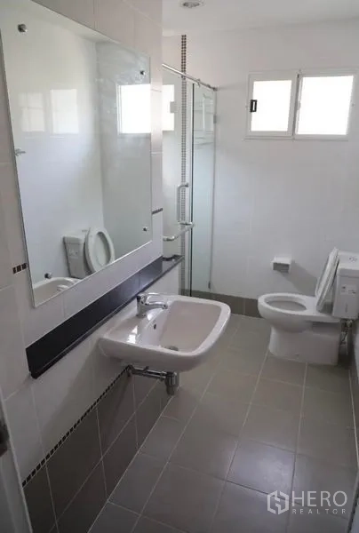 独立式住宅 出租在Suan Luang, Bangkok - 整洁卫浴，玻璃干湿分离、坐便器、洗手台与大镜面。