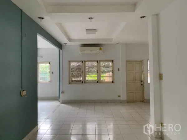 独立式住宅 出租在Khlong Toei, Bangkok - 开放式客厅，白色地砖、吊顶与空调。