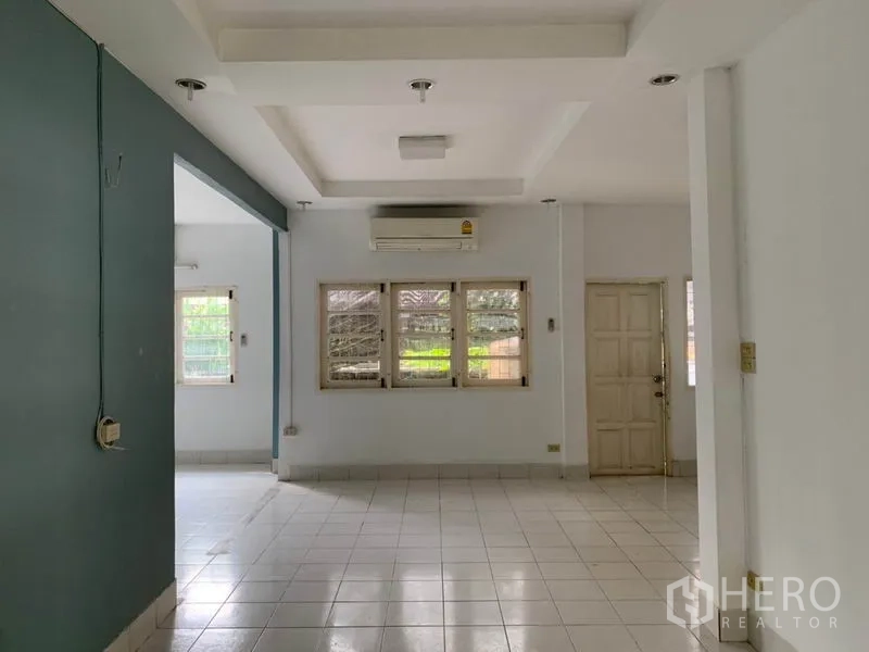 独立式住宅 出租在Khlong Toei, Bangkok - 开放式客厅，白色地砖、吊顶与空调。