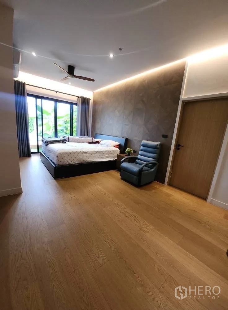 บ้าน ให้เช่าในBang Phli, Samut Prakan - ห้องนอนชั้นล่าง วิวสวน ประตูบานเลื่อนและมุมพักผ่อน