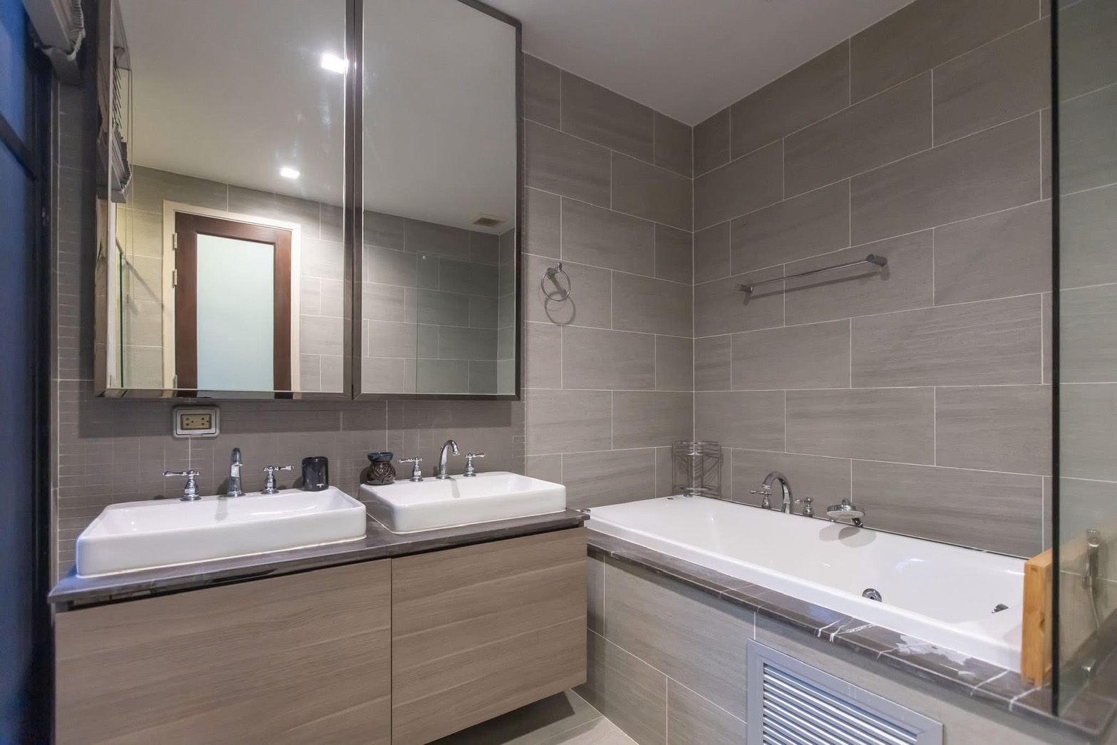 Property Image #17 for property HRE00059