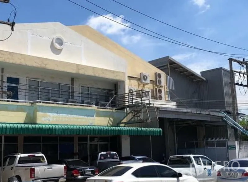 工厂 出租或出售在Khlong Luang, Pathum Thani - Khlong Luang两层工厂外立面，带装卸平台、遮阳棚和停车位