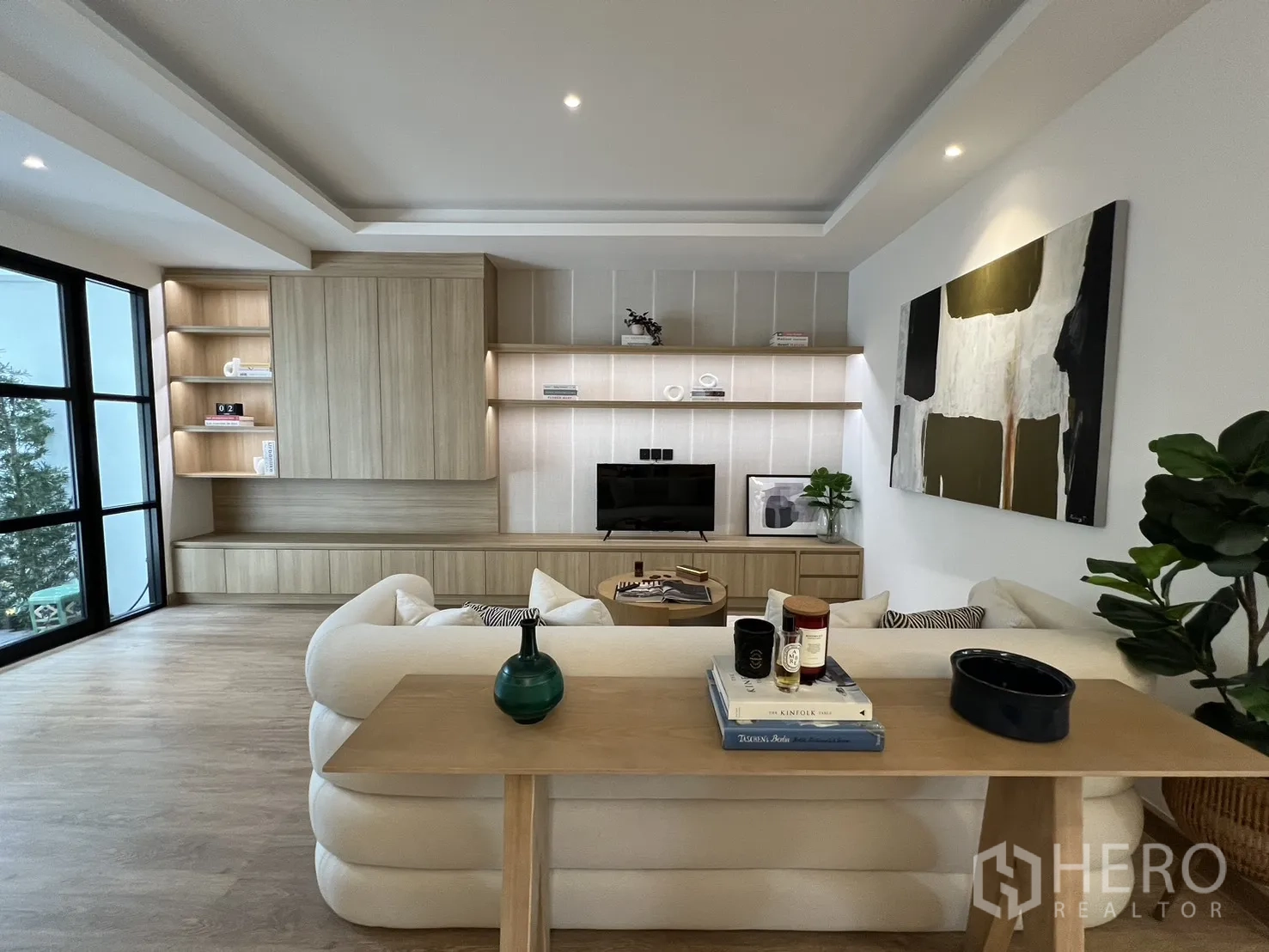 ทาวน์เฮาส์ ขายในWatthana, Bangkok - ห้องนั่งเล่นทันสมัย ตู้บิวท์อินไม้และโซฟาสีครีม