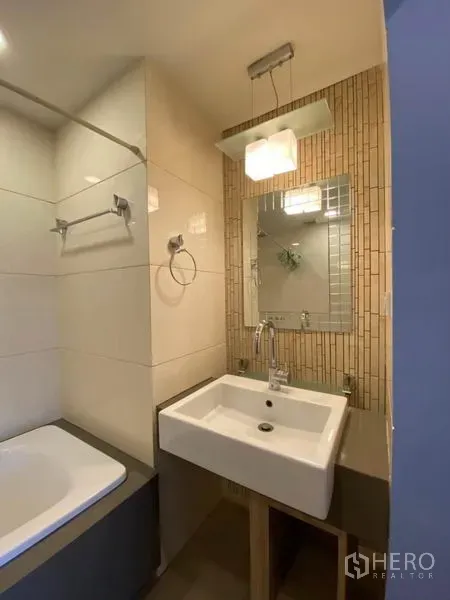 คอนโด ให้เช่าในWatthana, Bangkok - ห้องน้ำมีอ่างล้างหน้าเหลี่ยม กระจกและผนังโมเสก ข้างอ่างอาบน้ำ