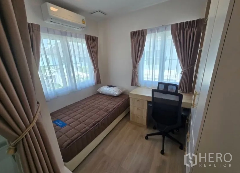 独立式住宅 for rent in Bang Phli, Samut Prakan - 明亮单人卧室，带书桌、窗帘与空调，位于Bang Phli出租屋内。