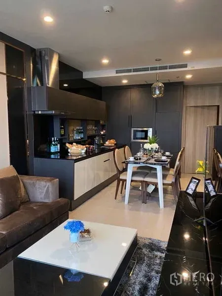 คอนโด ขายในPathum Wan, Bangkok - ครัวสมัยใหม่พร้อมเครื่องใช้บิลท์อินและโต๊ะรับประทานอาหาร 4 ที่นั่ง