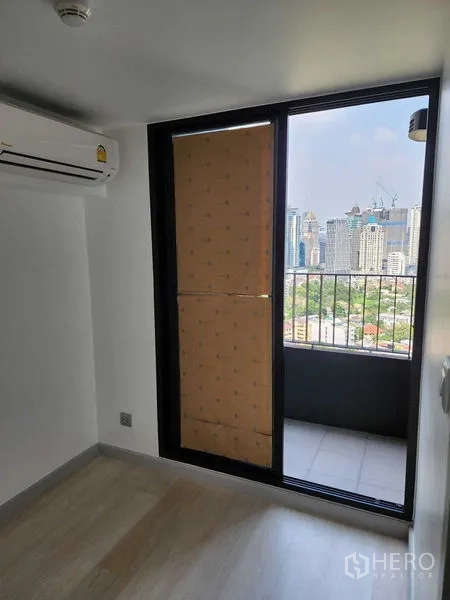 公寓 出售在Sathon, Bangkok - 卧室带滑门连通阳台，享城市景观，配墙挂空调。