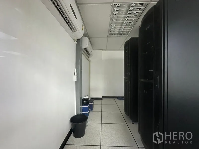 办公空间 出租 - 独立服务器机房，架空地板与独立空调，配黑色机柜。