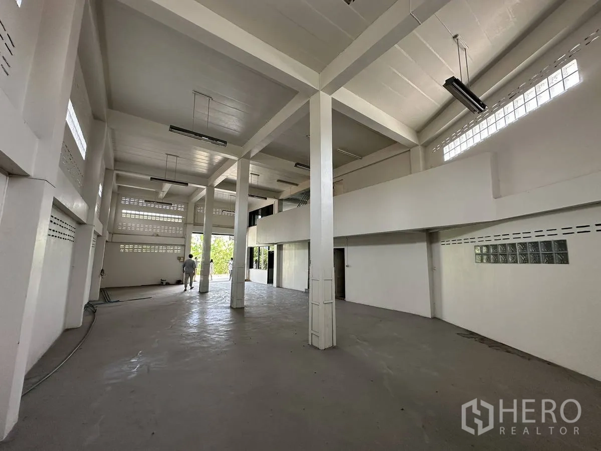 Home Office for rent in Taling Chan, Bangkok - Open-plan storage or production hall with tall pillars, ventilation blocks and polished concrete floor.