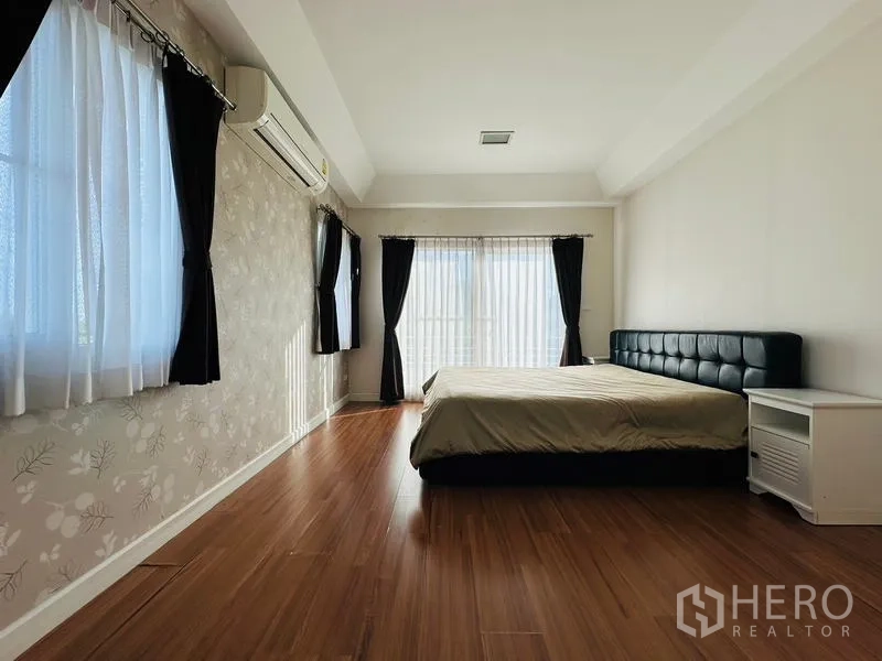 บ้าน ขายในPrawet, Bangkok - ห้องนอนใหญ่กว้าง พื้นไม้ หน้าต่างรอบด้าน และเตียงคู่.