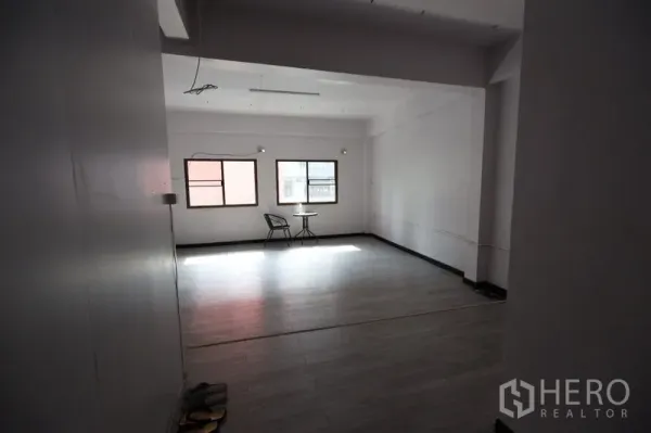店屋 出租或出售在Watthana, Bangkok - 宽敞开放式房间，灰色地板，两扇窗与小桌椅