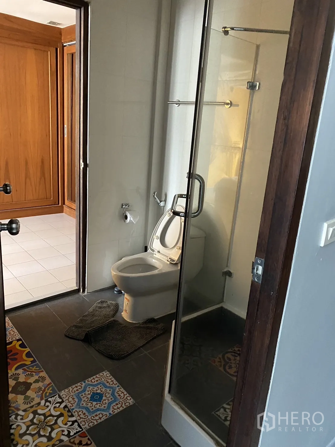 联排别墅 出租在Khlong Toei, Bangkok - 浴室设玻璃淋浴间与彩色花砖地面。