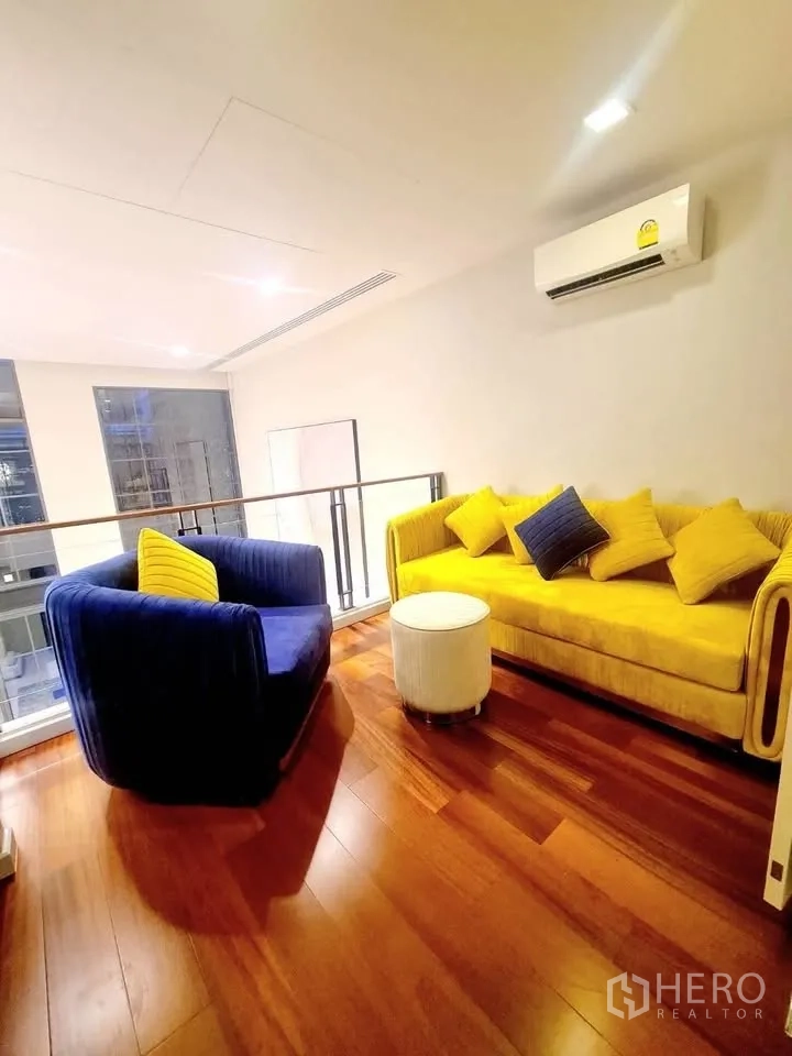 ทาวน์เฮาส์ for rent or sale in Watthana, Bangkok - โถงชั้นลอยจัดเป็นมุมนั่งเล่นด้วยโซฟาสีสันสดบนพื้นไม้